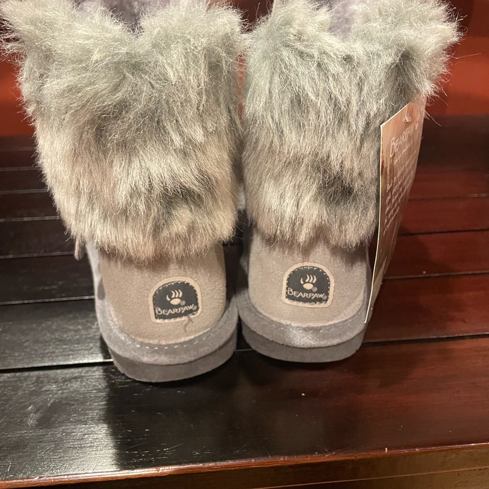 NWT Bearpaw youth size 2 boots gray